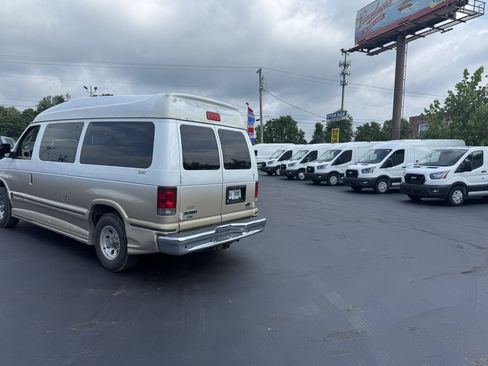 Used 2011 Ford E-150 and Econoline 150 w/ Premium Van Group RWD image 4