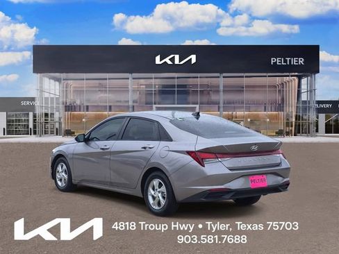 Used 2022 Hyundai Elantra SE FWD image 4
