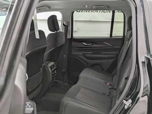 Used 2023 Jeep Grand Cherokee Laredo AWD/4WD image 13