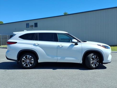 Used 2022 Toyota Highlander XLE AWD/4WD image 3