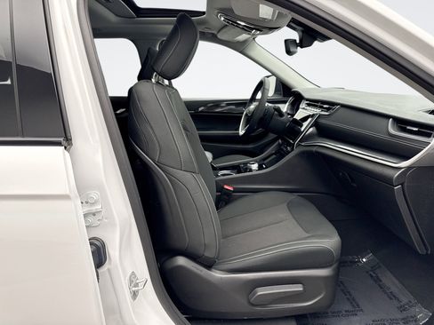 Used 2023 Jeep Grand Cherokee Laredo w/ Luxury Tech Group I image 17