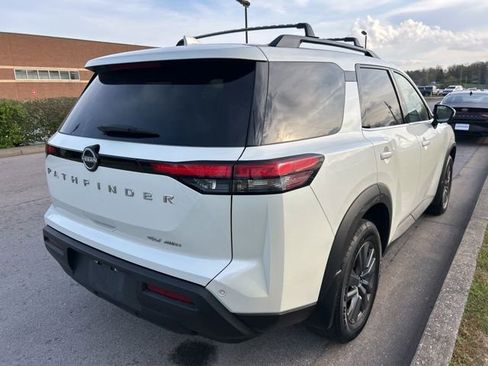 Used 2024 Nissan Pathfinder SV image 3