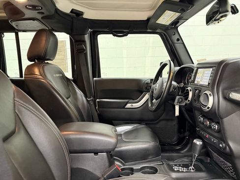 Used 2018 Jeep Wrangler Unlimited Rubicon w/ Connectivity Group AWD/4WD image 32