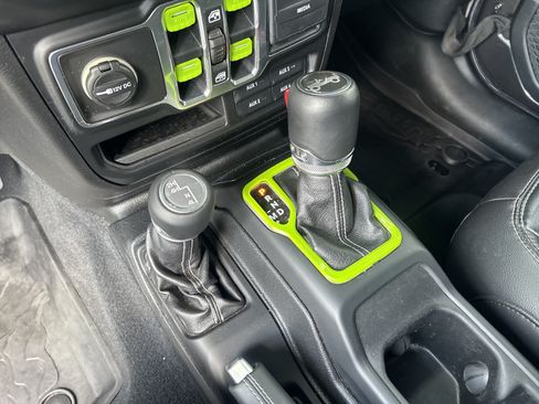 Used 2018 Jeep Wrangler Unlimited Sahara AWD/4WD image 23