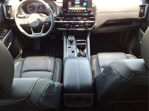 Used 2024 Nissan Pathfinder SL FWD image 11