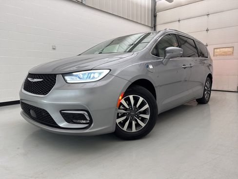 Used 2021 Chrysler Pacifica Touring-L image 8