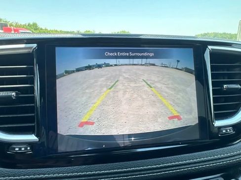 Used 2025 Chrysler Pacifica Limited FWD image 15