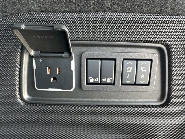 Used 2025 Cadillac Escalade ESV V AWD/4WD image 13