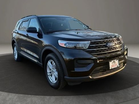 Used 2020 Ford Explorer XLT w/ Comfort Package image 3