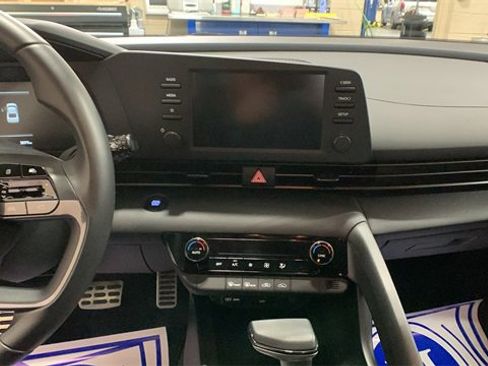 Certified 2025 Hyundai Elantra Sport image 12