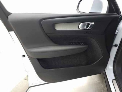 Certified 2025 Volvo XC40 B5 Core image 13