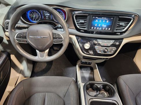 Used 2018 Chrysler Pacifica Touring Plus FWD image 47