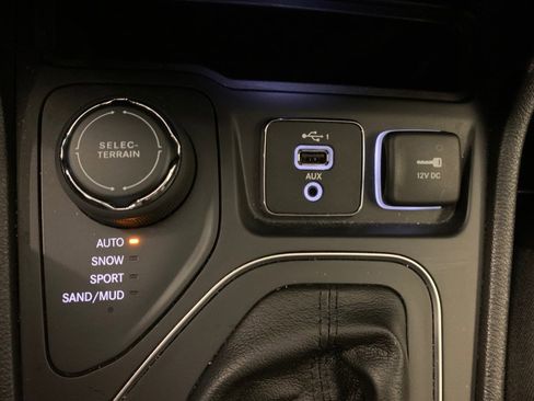 Used 2019 Jeep Cherokee Latitude Plus AWD/4WD image 42