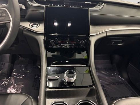 Used 2024 Jeep Grand Cherokee Limited image 11