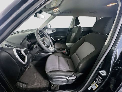 Used 2025 Kia Soul LX w/ LX Technology Package FWD image 13
