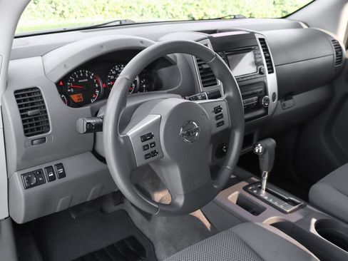 Used 2018 Nissan Frontier SV image 19