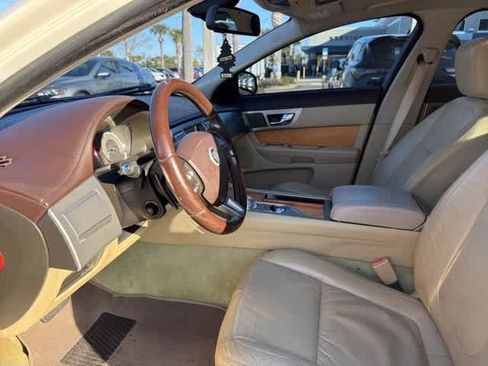 Used 2010 Jaguar XF Luxury image 11