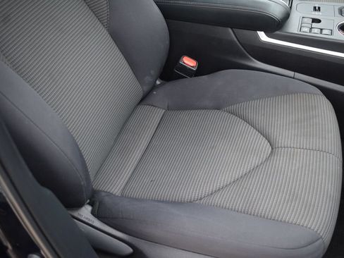 Used 2025 Toyota Highlander LE FWD image 23