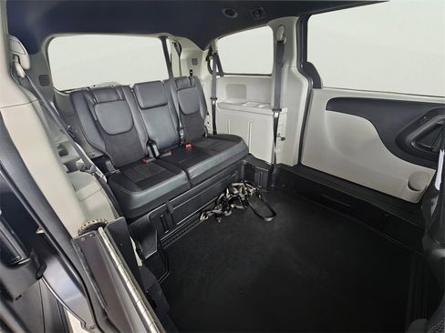 Used 2020 Dodge Grand Caravan SXT image 10