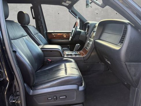 Used 2017 Lincoln Navigator Select image 24