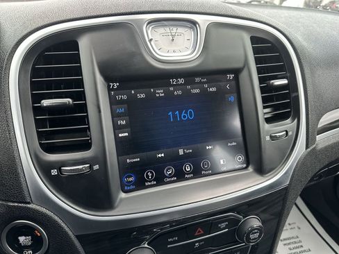 Used 2019 Chrysler 300 Touring w/ Driver Convenience Group image 8