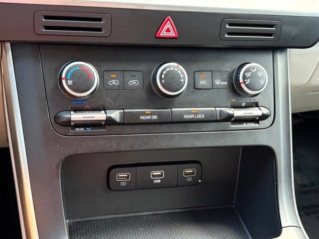 Used 2023 Kia Carnival LX FWD image 12