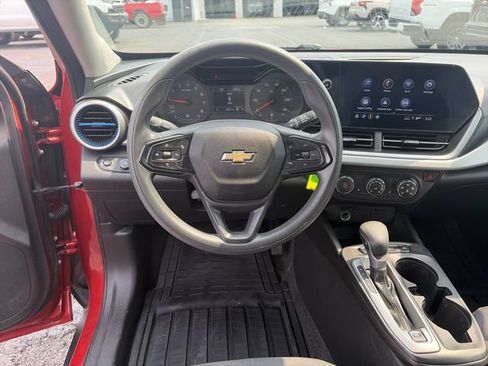 Used 2024 Chevrolet Trax LS w/ LS Convenience Package FWD image 13