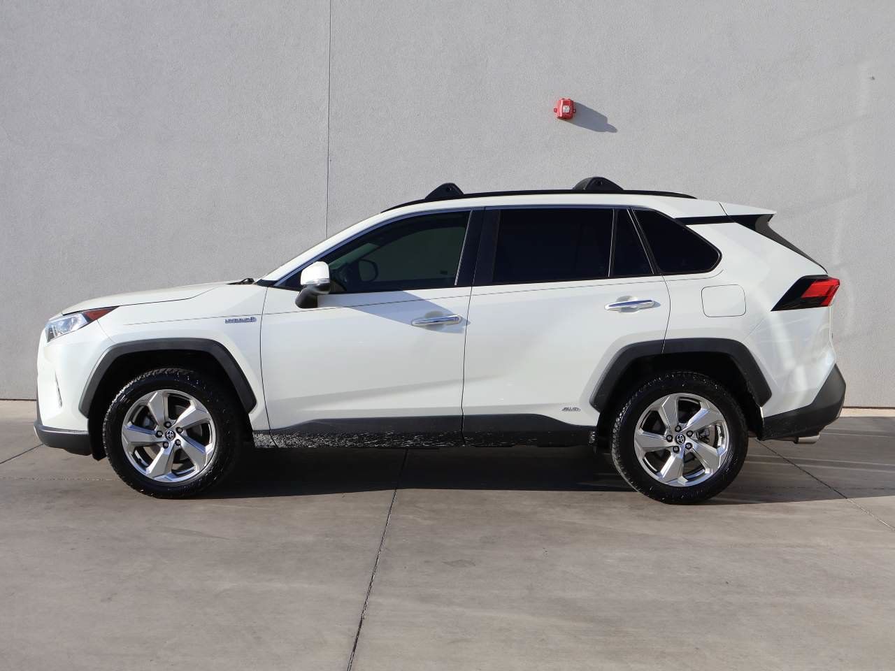 Used 2020 Toyota RAV4 Limited AWD/4WD image 2