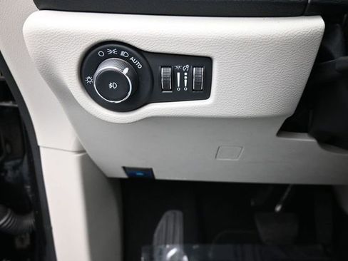 Used 2024 Chrysler Pacifica Limited FWD image 17