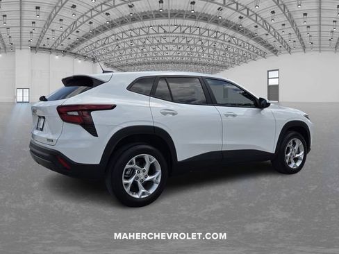 Used 2024 Chevrolet Trax LS w/ LS Convenience Package image 7