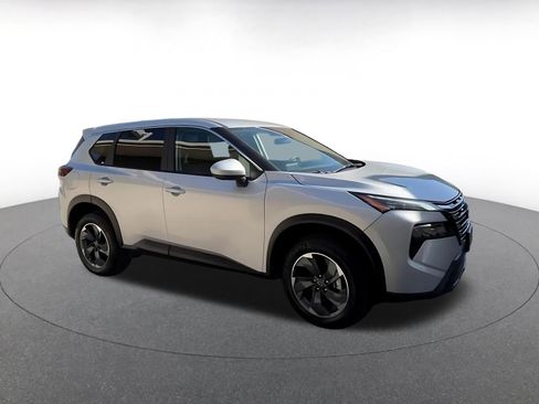 Used 2025 Nissan Rogue SV FWD image 2