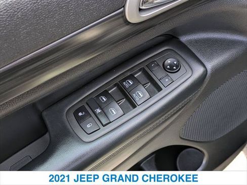 Used 2021 Jeep Grand Cherokee Laredo AWD/4WD image 13
