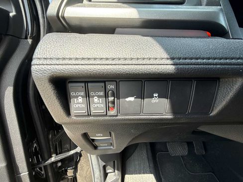 Used 2025 Honda Odyssey Sport-L image 17