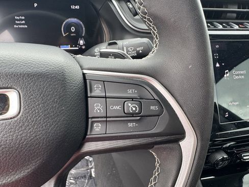 Used 2023 Jeep Grand Cherokee Laredo image 23