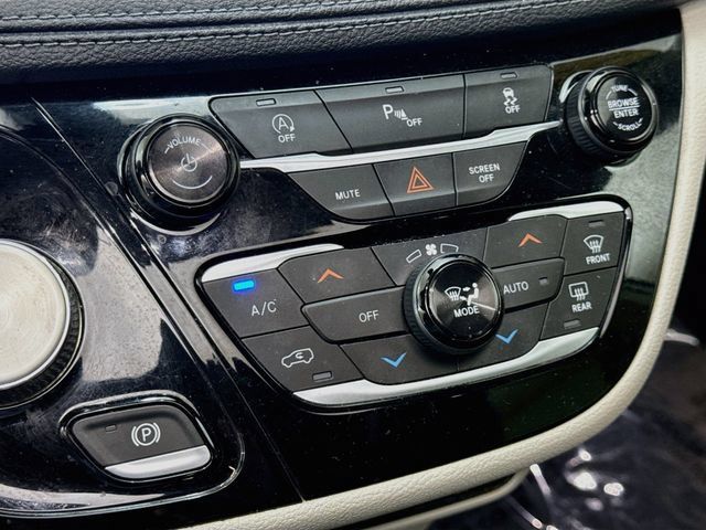 Used 2020 Chrysler Pacifica Limited FWD image 16