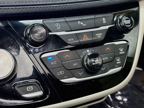 Used 2020 Chrysler Pacifica Limited FWD image 16