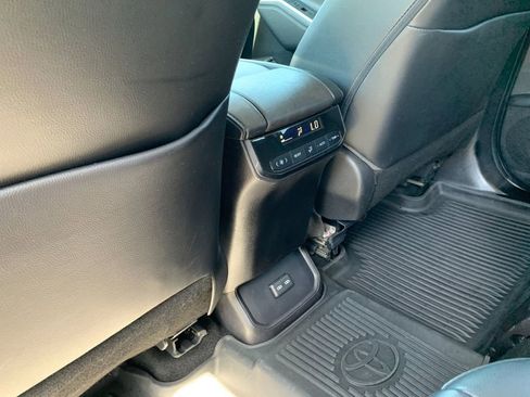 Used 2022 Toyota Highlander XLE AWD/4WD image 15