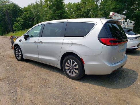 Used 2024 Chrysler Pacifica Limited FWD image 3
