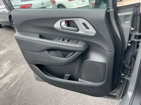 Used 2025 Chrysler Pacifica Limited image 52