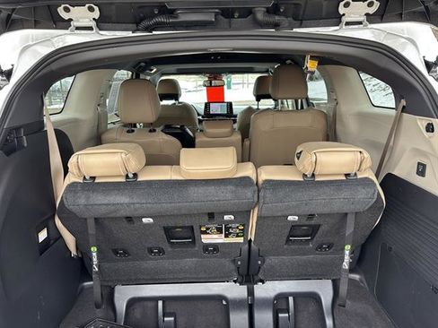 Used 2022 Toyota Sienna XLE image 16