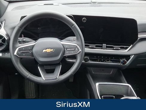Used 2025 Chevrolet Equinox LT AWD/4WD image 3