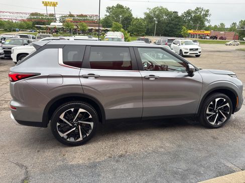 Used 2024 Mitsubishi Outlander SE image 6