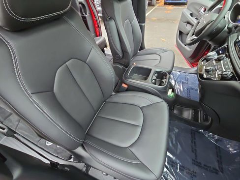 New 2026 Chrysler Pacifica Select image 10