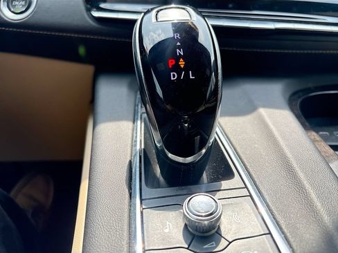 Used 2022 Cadillac Escalade Premium Luxury AWD/4WD image 17