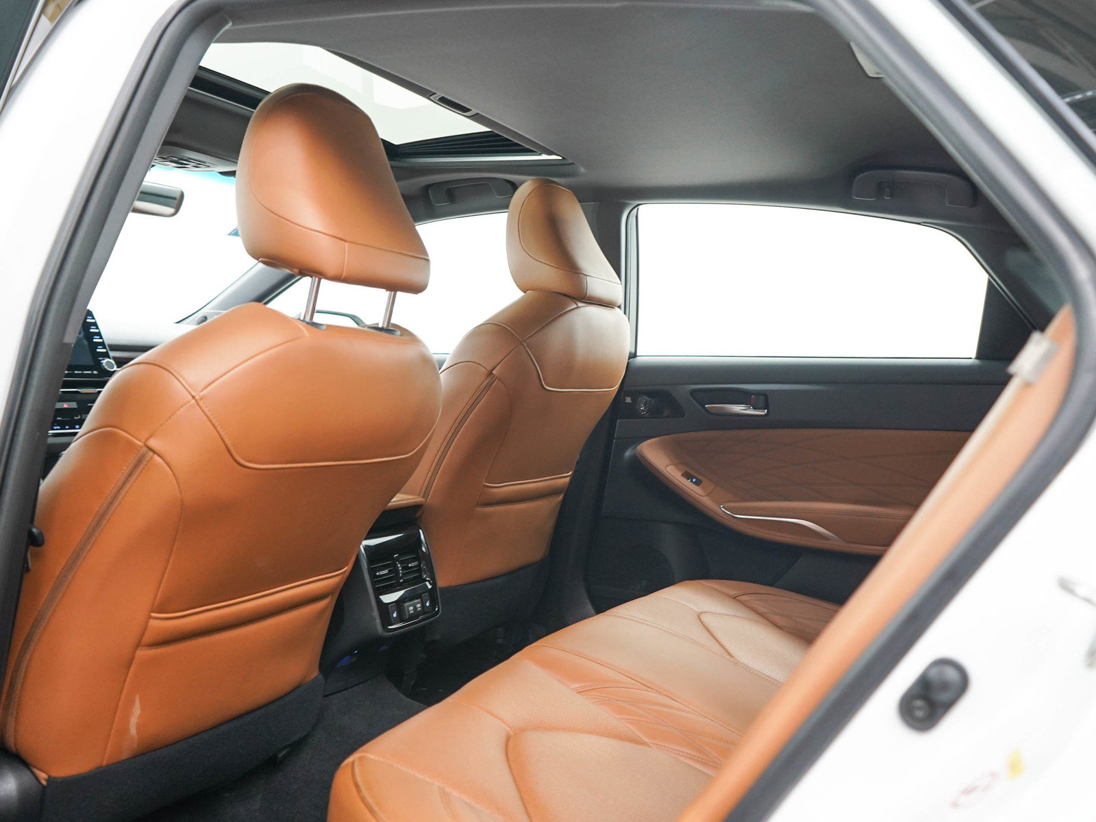 Used 2019 Toyota Avalon Limited FWD image 16