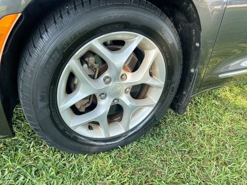 Used 2017 Chrysler Pacifica Touring-L w/ Tire & Wheel Group FWD image 16
