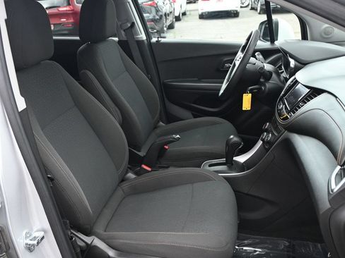 Used 2022 Chevrolet Trax LS w/ Tint and Cruise Package AWD/4WD image 17