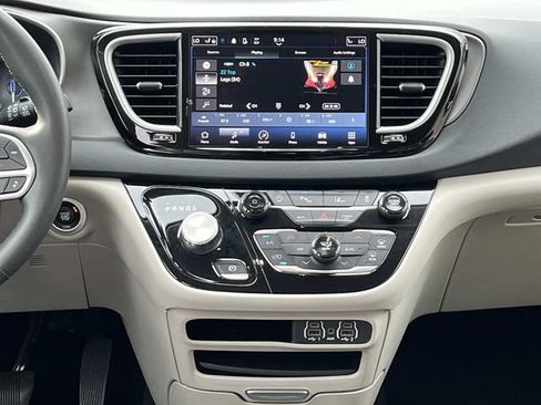 Used 2024 Chrysler Pacifica Touring-L FWD image 15