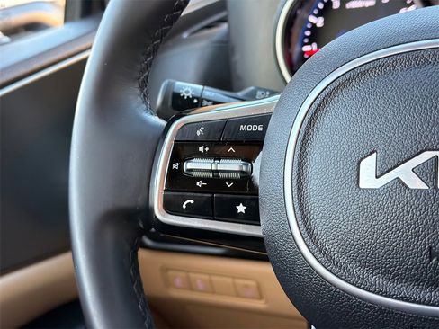 Used 2023 Kia Carnival LX image 23