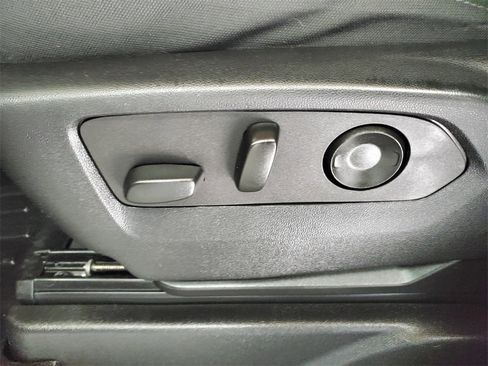 Used 2022 GMC Yukon XL SLE image 7